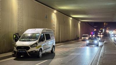 Beylikd�z�'nde servis minib�s�n�n �arpt��� kad�n �ld�