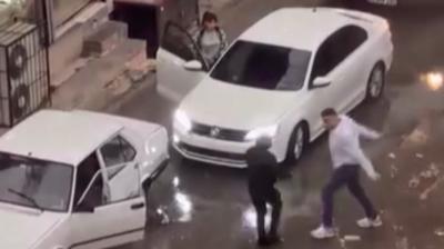 �zmir'de trafik tart��mas� kamerada: D�ner b��a�� ile sald�rd�