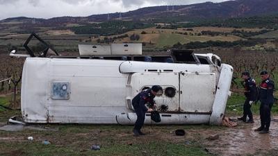 Memurlar� ta��yan servis �z�m ba��na u�tu: 1 �l�, 22 yaral�