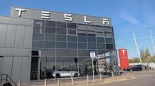 AB'de Tesla sat��lar�n�n d����� s�r�yor