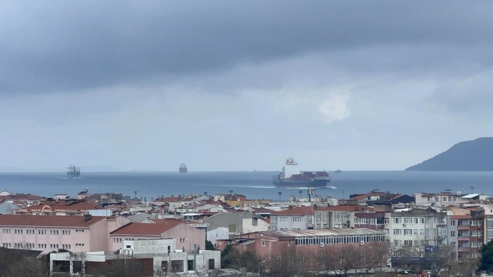 �anakkale Bo�az�'nda gemi ar�zas� trafi�i durdurdu