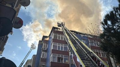 Esenler'de bir binan�n �at�s�nda yang�n ��kt�