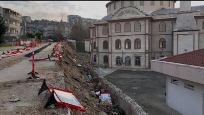 Yol ��kt�, cami kapand� umurlar�nda olmad�! CHP'li belediyeden 2 ayl�k �ile