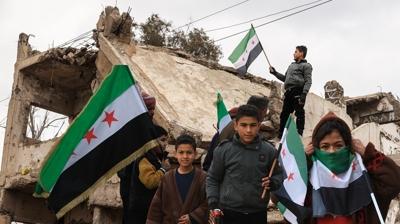 YPG zulm�nden kurtuldu: Rakka'da Suriye bayra�� �zg�rce dalgalan�yor