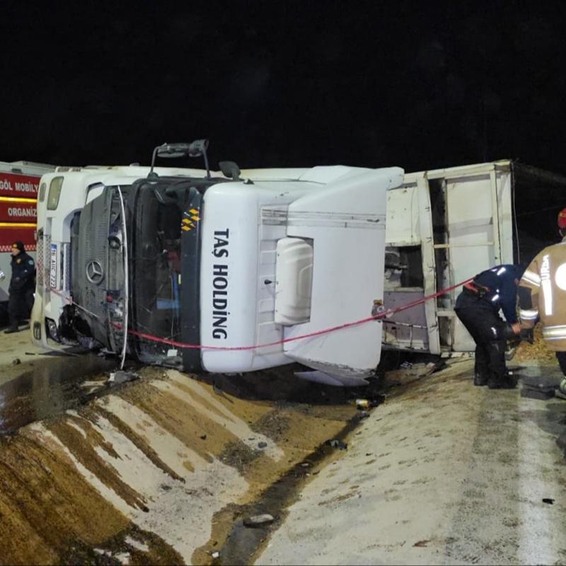 Bursa'da tala� y�kl� t�r devrildi: S�r�c� hayat�n� kaybetti