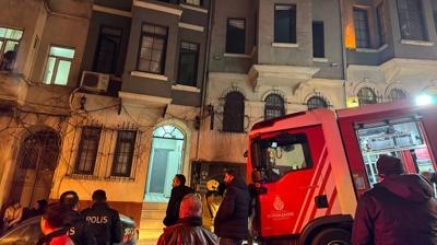 Beyo�lu'nda yang�n pani�i... 3 katl� otel alev ald�