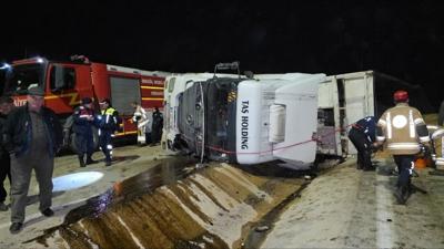 Bursa'da tala� y�kl� t�r devrildi: S�r�c� hayat�n� kaybetti