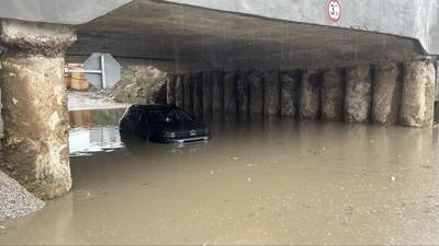 Edirne'yi sel vurdu! Yollar g�le d�nd� dairleri su bast�