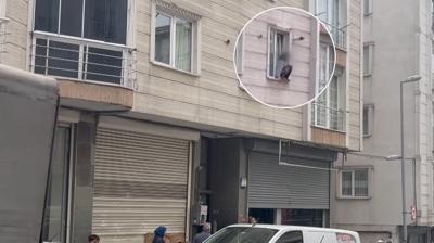 Esenyurt'ta deh�et anlar�... Eve kitlenen kad�n kendini camdan att�