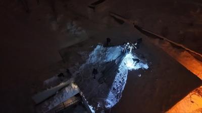 Y�ksekova'da kar tehlikesi... Caminin �at�s� ��kt�