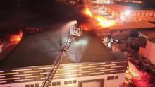 D�zce'de strafor fabrikas�nda yang�n... Alevlere m�dahale ediliyor