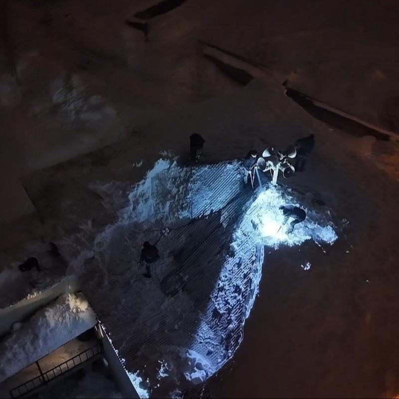 Y�ksekova'da kar tehlikesi... Caminin �at�s� ��kt�