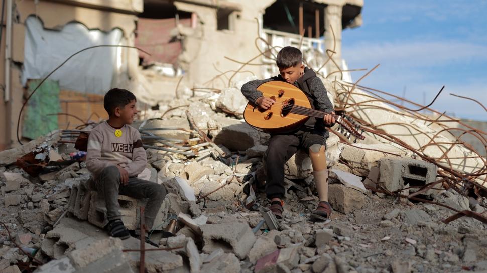 �srail sald�r�lar� hem baca��n�, hem de babas�n� ald� ama Filistinli Abdurrahman m�zikle k�t� g�nleri unutmaya �al���yor