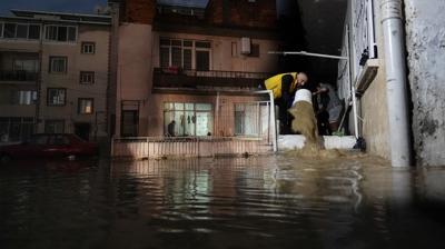 4 il sular alt�nda kald�! Yollar g�le d�nd�, dereler ta�t�