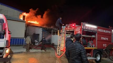 D�zce'de strafor fabrikas�nda yang�n... Alevler kontrol alt�na al�nd�