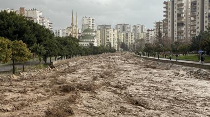 Mersin'de kuvvetli ya���!  Dereler ta�t�, ara�lar su alt�nda kald�