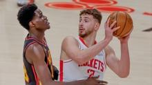 Houston Rockets, Atlanta Hawks'�n galibiyet serisini bitirdi
