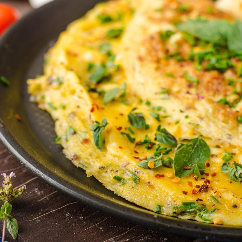 P�f noktas� s�t eklemek: Yumurtal� omlet tarifi, yumu�ac�k k�vaml�