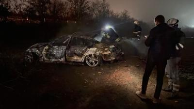 Kontrolden ��kan otomobil �arampole u�tu: 3 ki�i son anda kurtuldu