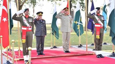 Orgeneral Bayraktaro�lu, Pakistan'� ziyaret etti