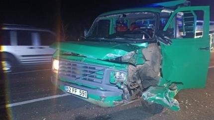 Kamyonet ile motosiklet �arp��t�: 2 ki�i hayat�n� kaybetti