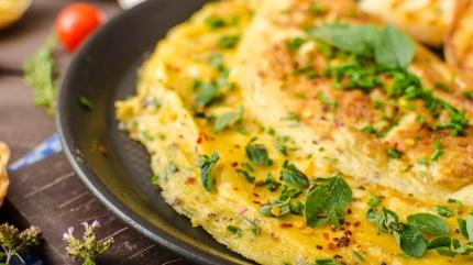 P�f noktas� s�t eklemek: Yumurtal� omlet tarifi, yumu�ac�k k�vaml�