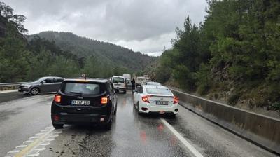 Antalya-Isparta yolunda heyelan: Yol trafi�e a��ld�