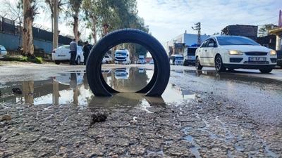 CHP'li belediyenin yapmad��� hizmeti vatanda� yapt�: Yollar k�stebek yuvas�na d�nd�