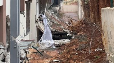 Sitenin istinat duvar� ��kt�: 4 blok tahliye edildi, ara�lar g���k alt�nda kald�