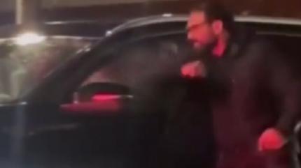 Gece yar�s� arabas�na sald�rd�: Kad�n�n cam�n� dirse�iyle k�rd�