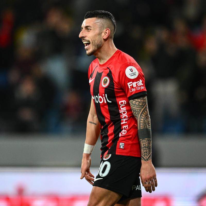 Gen�lerbirli�i sahas�nda f�rt�nalar estiriyor