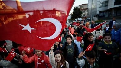 Ders zili bug�n �al�yor! Okullar T�rk bayra��yla donat�lacak