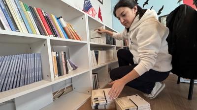 Enkazdan kurtar�lan G�rkan'a s�z verdi; deprem b�lgesine 21 k�t�phane, 135 bin kitap kazand�rd�