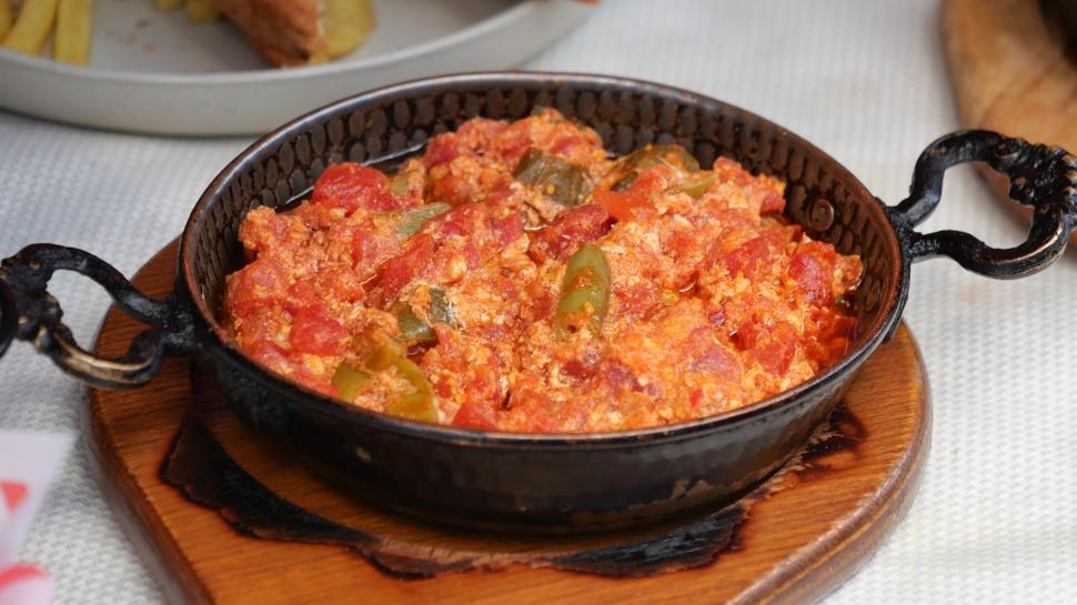 �nce g�z� sonra mideyi: Kahvalt�l�k yumurtal� menemen tarifi