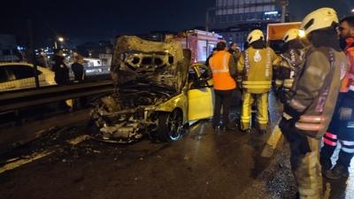 Kad�k�y'de korkutan yang�n... Seyir halindeki ara� alevlere teslim oldu