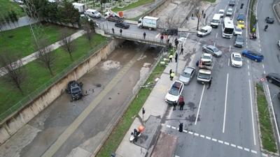 K���k�ekmece'de ara� kaza yap�p dereye u�tu