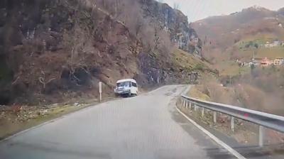 ��renci servisi otomobile �arpt�... O anlar kamerada