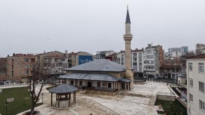 Restore edilen �� vak�f eseri cami, Berat Kandili'nde cemaatle bulu�tu