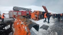 Van'da kar k�reme arac� devrildi: 2 �l�