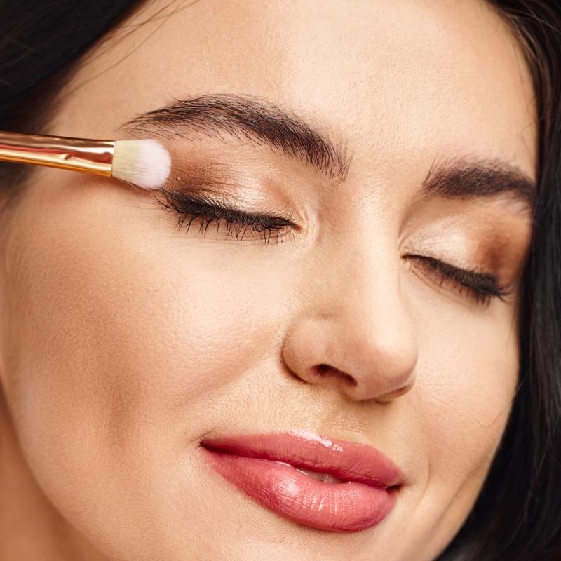 Eyelinerdan 2 kat etkili! M�h�r gibi g�zlerin s�rr�