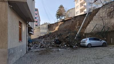 Tosya'da istinat duvar� ��kt�... 7 ara� toprak alt�nda kald�