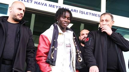 Galatasaray'�n yeni orta sahas� �stanbul'da! Renato Nhaga imzaya geldi