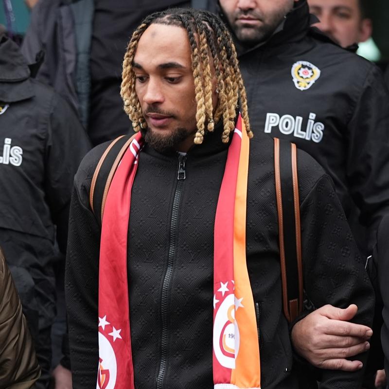 Galatasaray u�a�� indirdi! Sacha Boey, �stanbul'da
