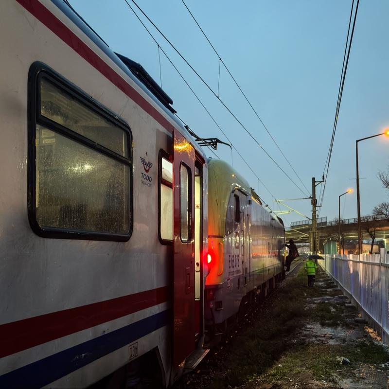 Manisa'da ilgin� kaza... Yolcu treni gence �arpt�