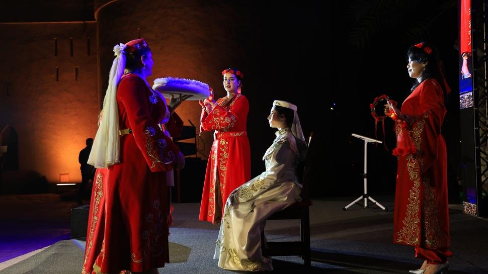 Saray�n �ncileri defilesinde k�na gecesi rit�eli