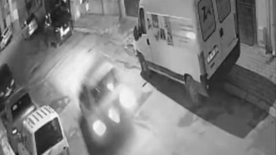 Ehliyetsiz s�r�c� facias�: Kendilerini otomobilden d��ar� b�yle att�lar