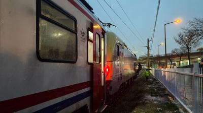 Manisa'da ilgin� kaza... Yolcu treni gence �arpt�