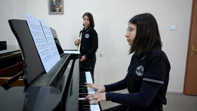 M�zik yetenekleri depremzede karde�lerin umudu oldu