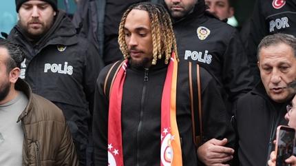Galatasaray u�a�� indirdi! Sacha Boey, �stanbul'da