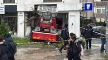 B�y�k�ekmece'de kamyon di� poliklini�ine dald�: Yaral�lar var